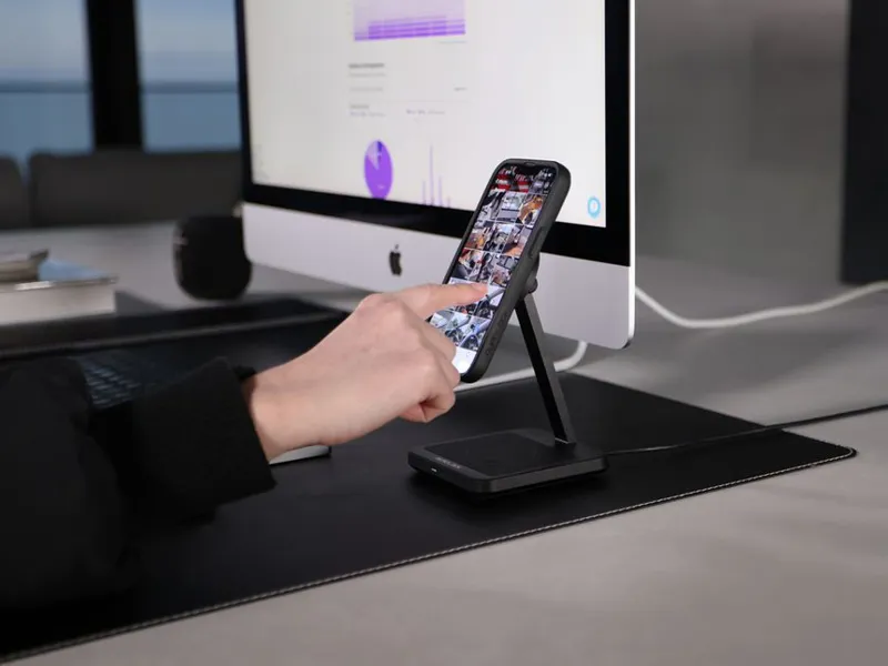 Quad Lock MAG Dual Desktop Wireless Charger - Black 4 Quad Lock MAG Dual Desktop Wireless Charger - Black - Image 4