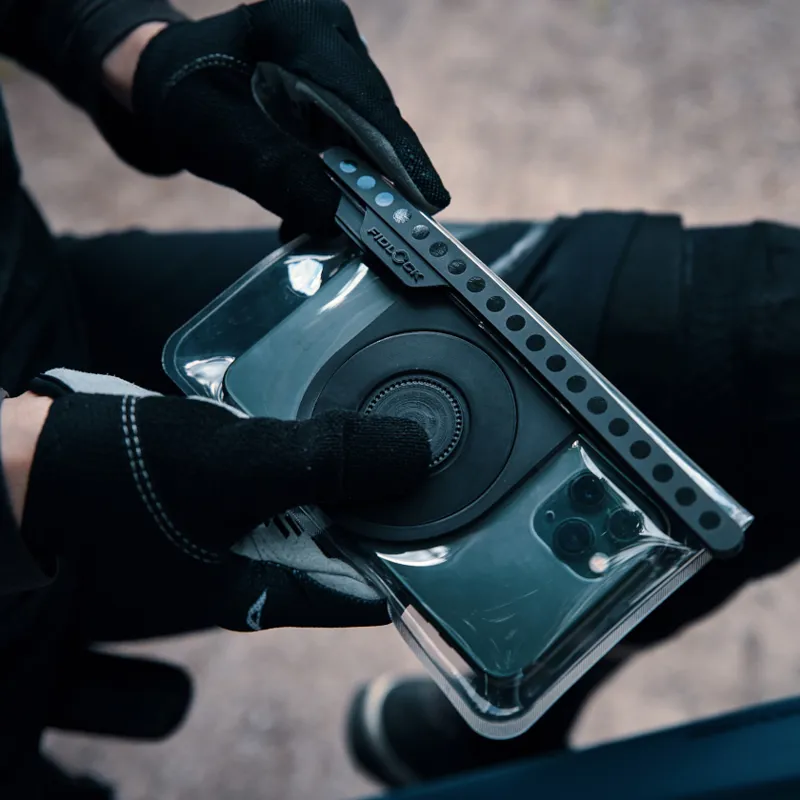 Fidlock VACUUM Uni 6.5 - 6.9 Inch Phone Case - Black 2 Fidlock VACUUM Uni 6.5 - 6.9 Inch Phone Case - Black - Image 2