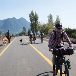 Blackburn Outpost Handlebar Roll With Dry Bag 17 Blackburn Outpost Handlebar Roll With Dry Bag -Bicycle Equipment Store outpost hb roll dry bag lifestyle 8